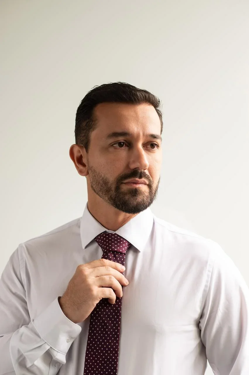Dr. Jones Weslley Bueno Diniz — Advogado especialista em Direito Previdenciário, Cível, Bancário e Administrativo